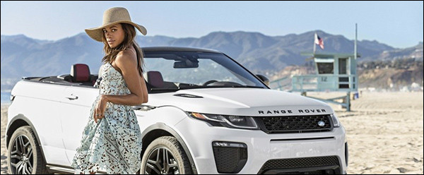 Bondgirl Naomie Harris poseert bij de Range Rover Evoque Convertible