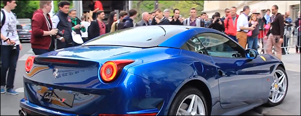 Video: Ferrari California T doet Parijs aan