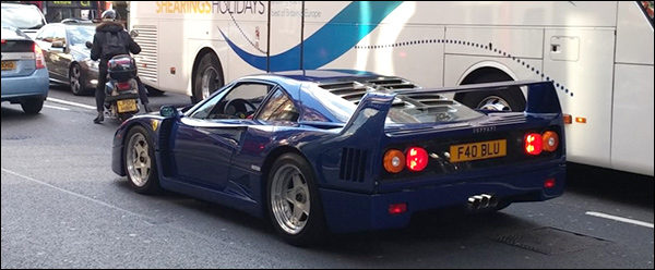 Video: Blauwe Ferrari F40 fleurt London op