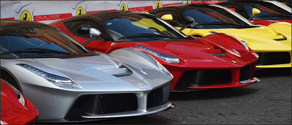Video: 15x Ferrari LaFerrari's te Rome [Ferrari Cavalcade]