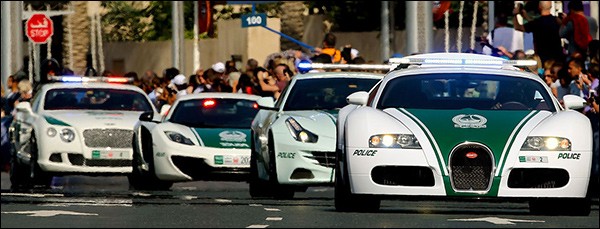 Video: Dubai Police in actie [supercars!]