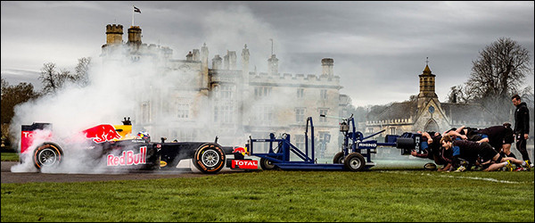 Video: Red Bull F1 Racing RB8 vs rugbyteam
