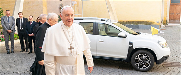 Paus Franciscus krijgt een Dacia Duster