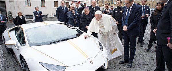 Paus Franciscus krijgt een Lamborghini Huracan LP610-4